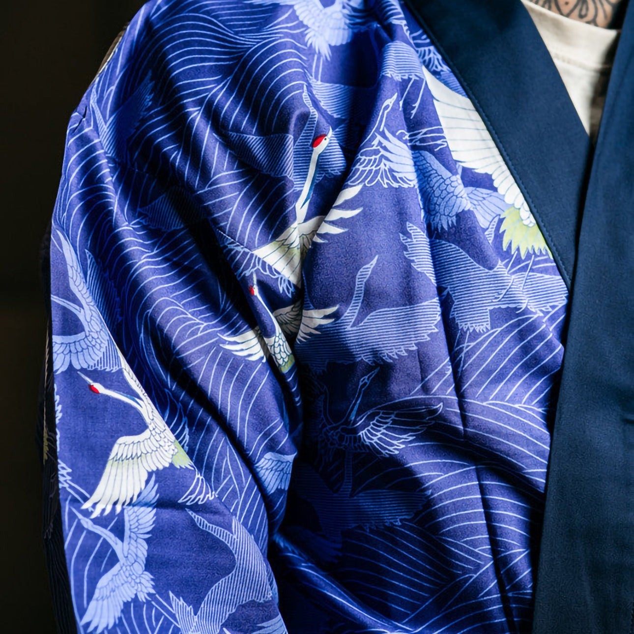 Chemise japonaise happi Yugen lab en coton bleu avec motifs traditionnels de grues et de vagues