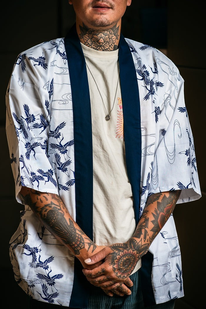 Chemise japonaise Yugen lab style happi en coton blanc avec motifs de grues bleues et vagues traditionnelles