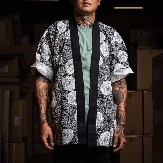 Chemise japonaise happi Yugen lab noire et blanche à motif floral portée par un homme tatoué