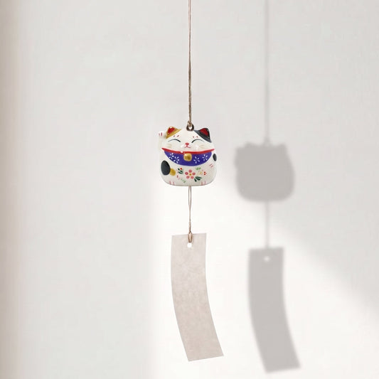 Cloche japonaise Yugen lab en porcelaine blanche forme Maneki Neko avec détails violets et bande de papier suspendue