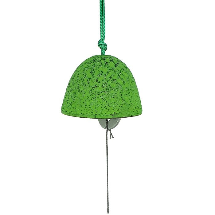 Cloche à vent Yugen lab en fonte verte au fini brut, objet de décoration artisanale japonaise suspendu