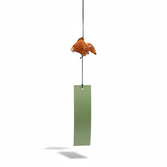 Cloche à vent japonaise Yugen lab en forme de poisson rouge avec une bandelette de papier vert suspendue