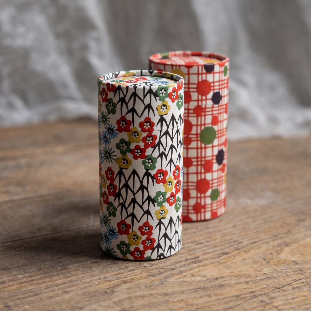 Coffret Yugen lab de deux boîtes à thé japonaises cylindriques en fer blanc et papier washi à motifs floraux et géométriques
