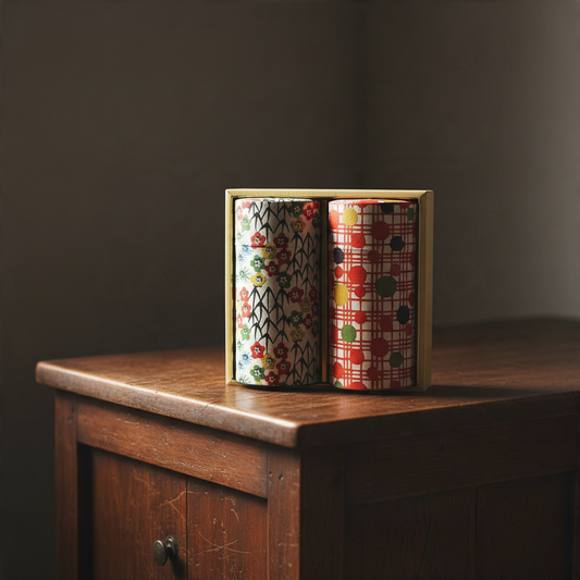 Coffret Yugen lab de deux boîtes à thé japonaises en fer blanc et papier washi à motifs floraux et géométriques.
