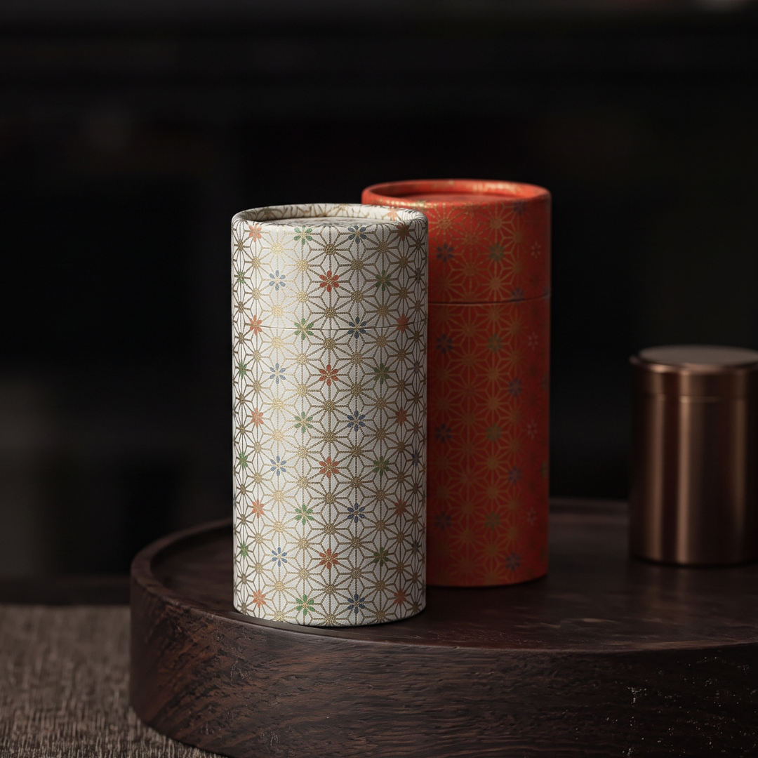 Coffret Yugen lab de deux boîtes à thé japonaises cylindriques en papier washi avec motif géométrique Asanoha