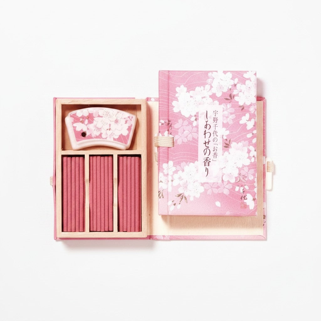 Coffret Yugen lab avec 36 bâtonnets d'encens, porte-encens en porcelaine et cahier à motifs de fleurs de cerisier roses.