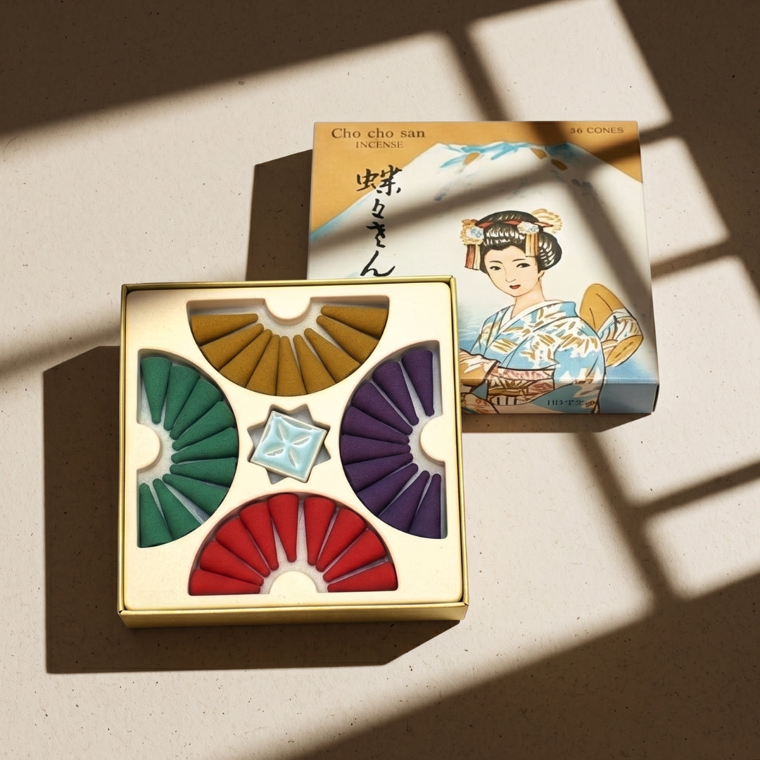 Coffret d'encens japonais Yugen lab CHO-CHO-SAN avec 36 cônes colorés, porte-encens et couvercle illustré d'une geisha.