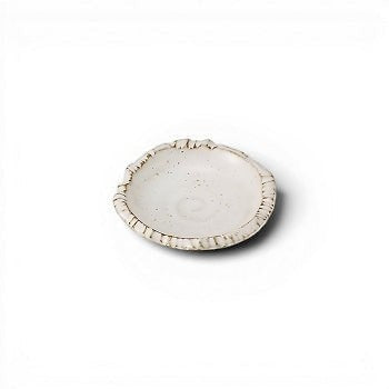 Coupelle Yugen lab en céramique beige mouchetée avec bord irrégulier texturé, style wabi-sabi pour condiments.