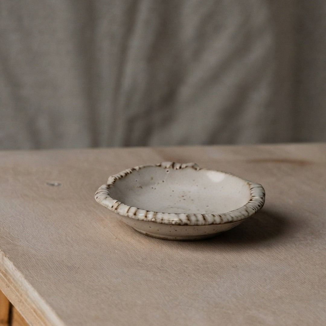 Coupelle Yugen lab en céramique beige mouchetée avec bord irrégulier texturé, style wabi-sabi pour condiments.