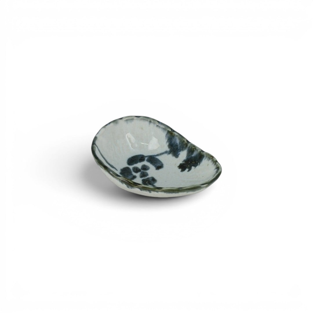 Coupelle en céramique japonaise Yugen lab blanche et bleue avec motif floral peint à la main