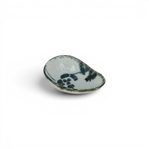 Coupelle en céramique japonaise Yugen lab blanche et bleue avec motif floral peint à la main