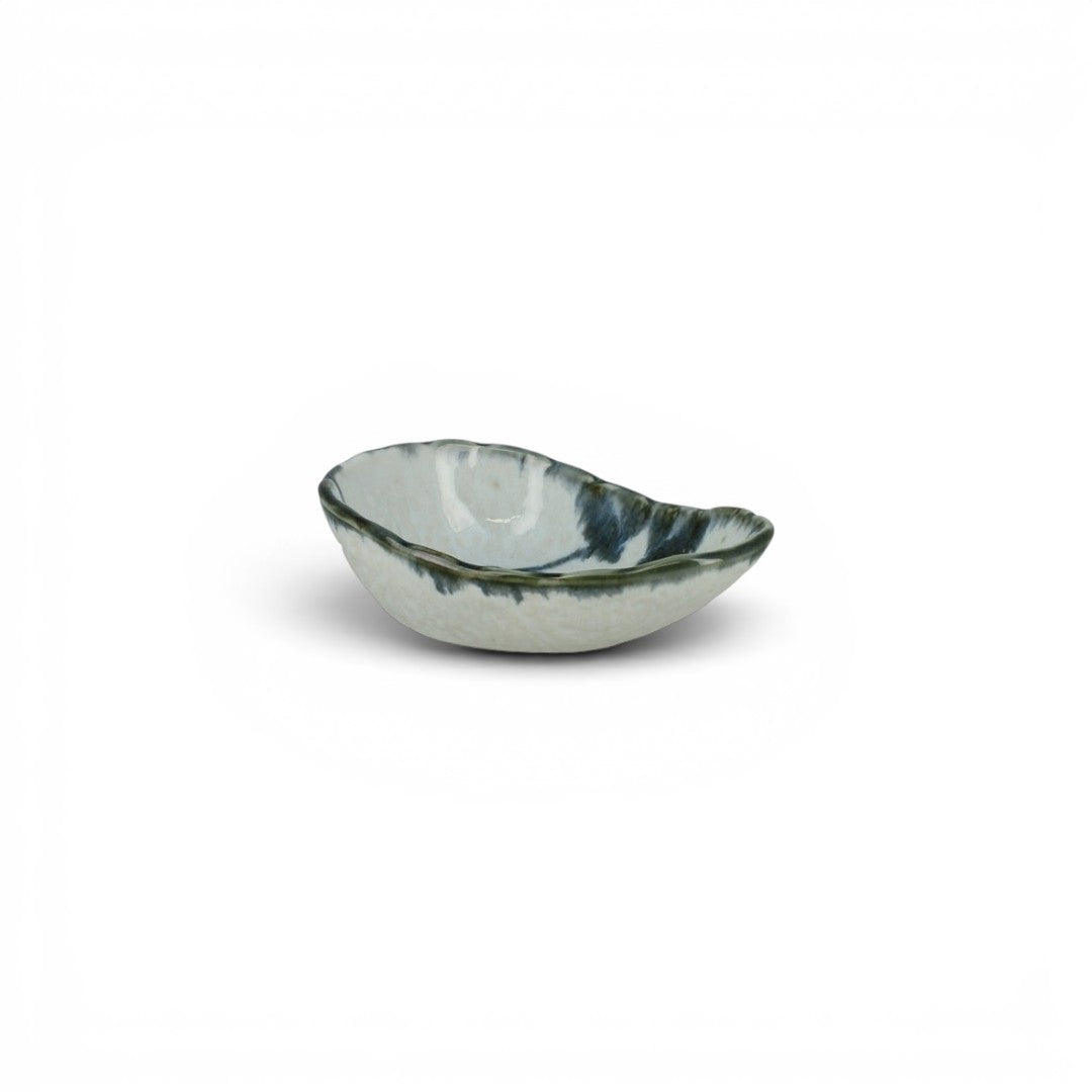 Coupelle en céramique japonaise Yugen lab, design organique bleu et blanc avec bordure irrégulière artisanale.