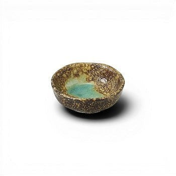 Coupelle Yugen lab en céramique japonaise artisanale avec émail brun texturé et intérieur aux reflets verts