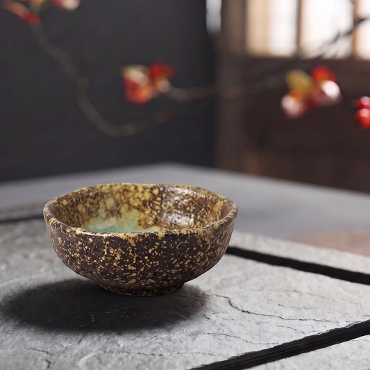 Coupelle Yugen lab en céramique japonaise artisanale avec émail brun texturé et intérieur aux reflets verts