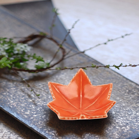 Coupelle à sauce soja Yugen lab en céramique orange brillante en forme de feuille d'érable avec nervures en relief