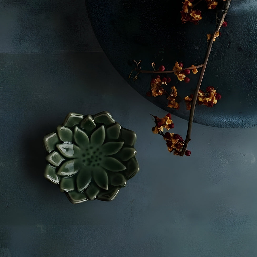 Coupelle fleur en porcelaine verte Yugen lab, design floral raffiné pour condiments sur fond sombre