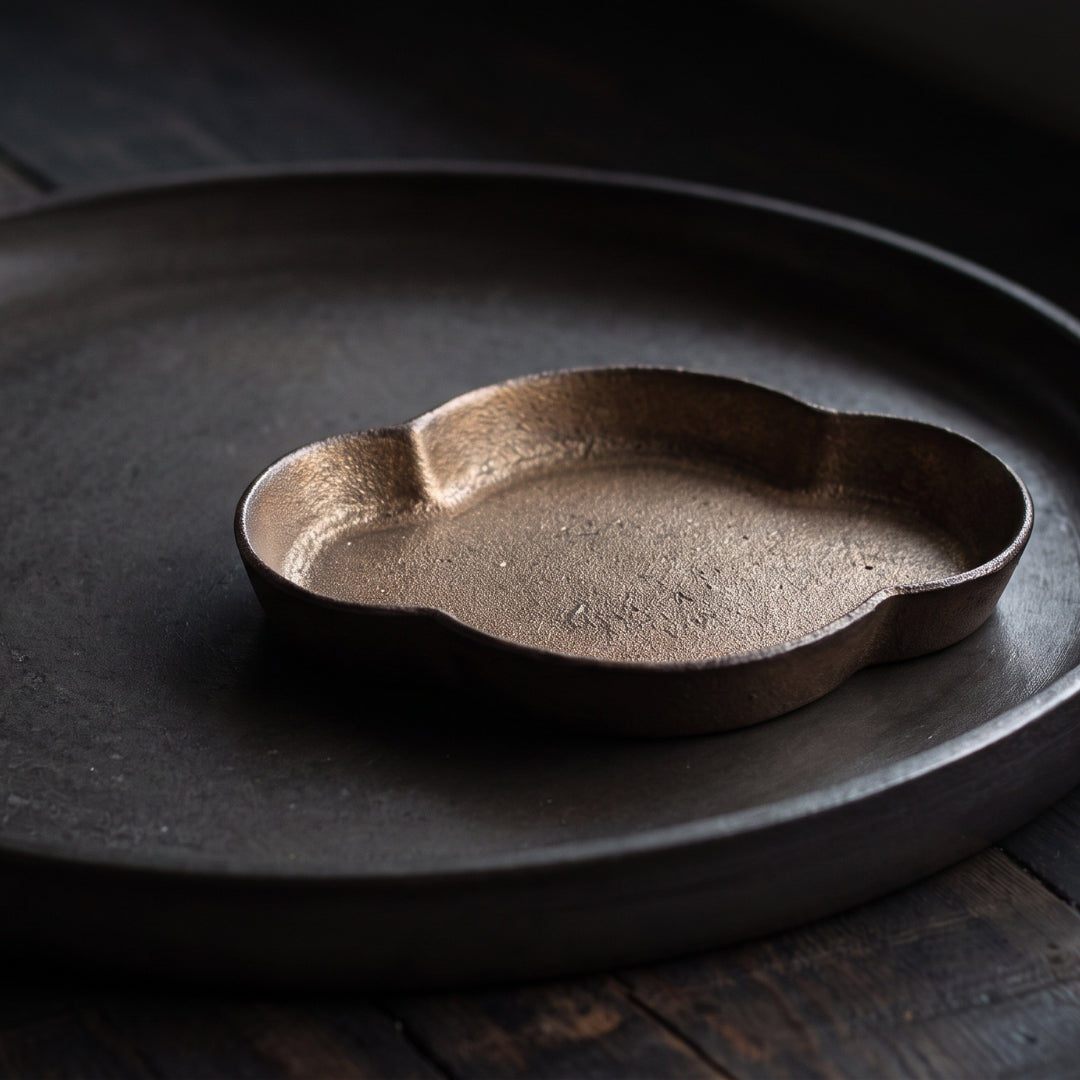 Coupelle japonaise Yugen lab en porcelaine brune aux reflets bronze, forme organique irrégulière et texture fine.