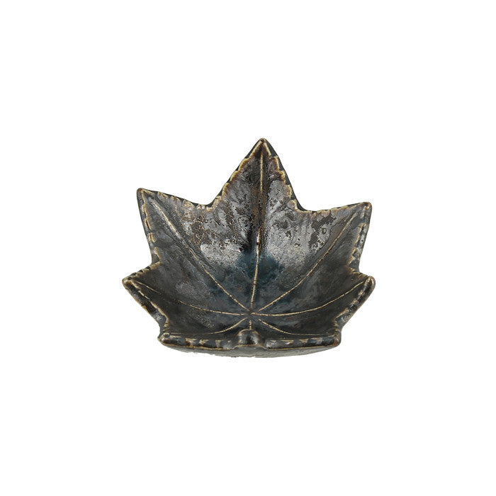 Coupelle japonaise en forme de feuille d'érable, émail gris anthracite aux reflets bleutés, sur fond blanc