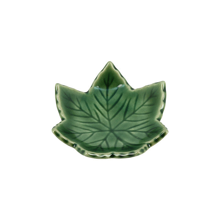 Coupelle japonaise en forme de feuille d'érable, émail vert profond aux nervures en relief, sur fond blanc