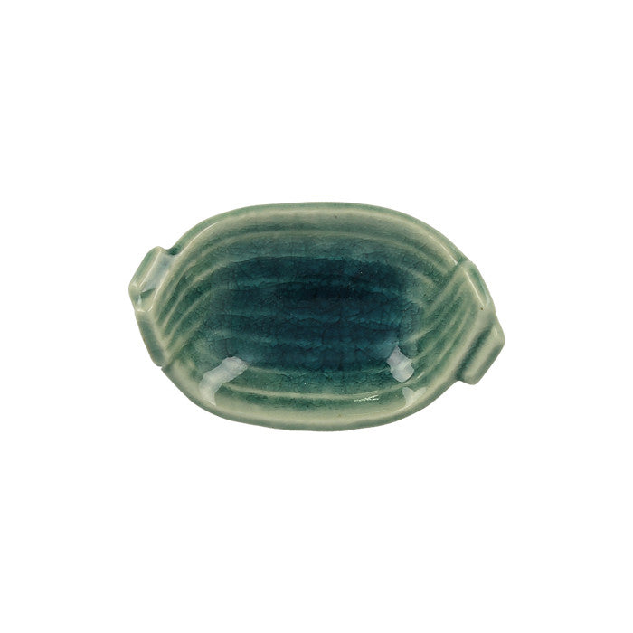Coupelle japonaise en forme de panier tressé, émail vert d'eau et bleu profond, sur fond blanc