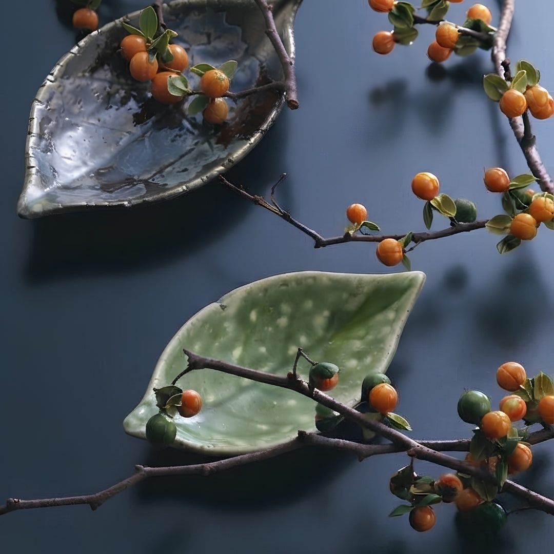 Coupelles à sauce soja Yugen lab en céramique forme feuille, coloris vert et marron avec branches décoratives