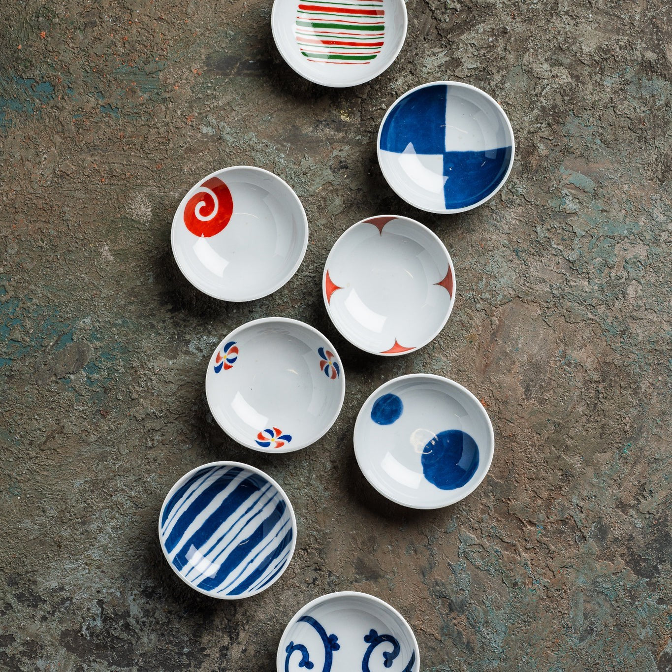 Set de 8 coupelles Yugen lab en porcelaine japonaise blanche avec motifs indigo et vermillon pour condiments