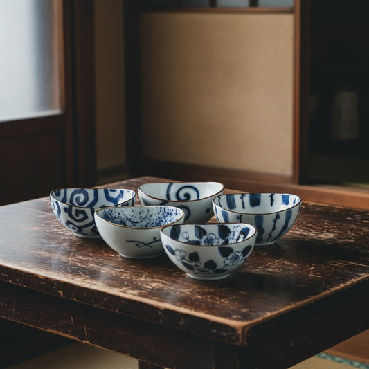 Set de cinq coupelles en porcelaine Yugen lab avec motifs japonais bleus et blancs pour apéritif sur table en bois