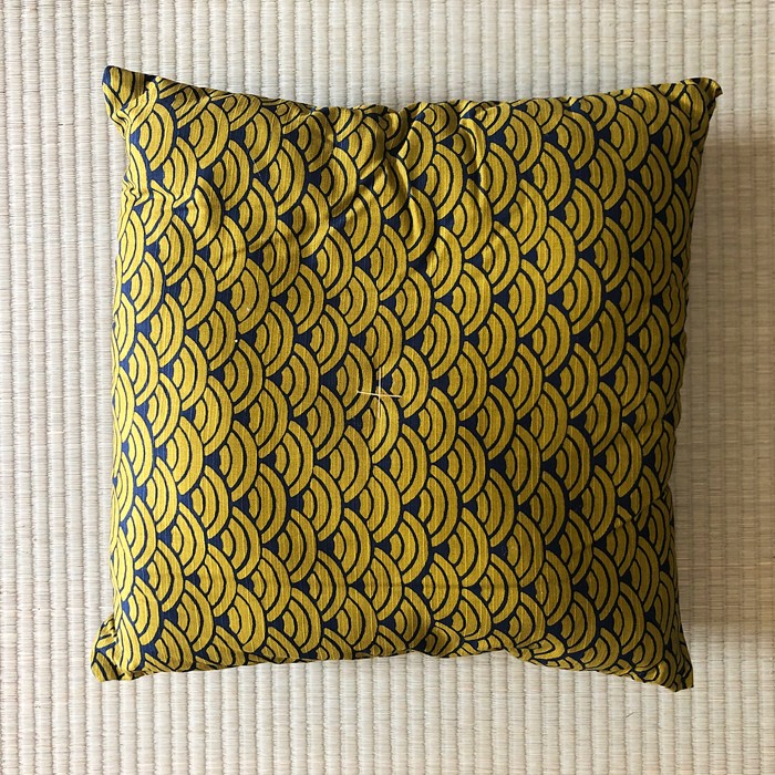 Coussin Yugen lab en coton avec motif traditionnel japonais nami jaune et bleu sur un tatami