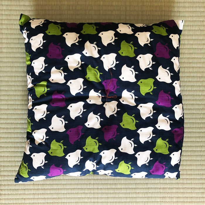 Coussin Yugen lab en coton noir à motifs d'oiseaux colorés dans un style japonais traditionnel