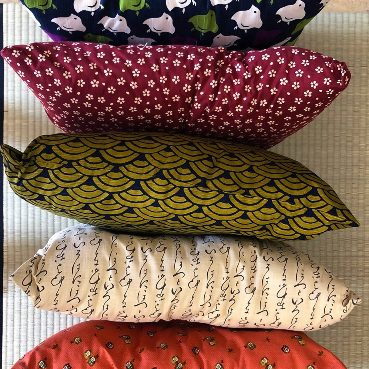 Lot de 5 coussins en coton Yugen lab au style japonais avec motifs variés, fleurs, vagues nami et calligraphie.
