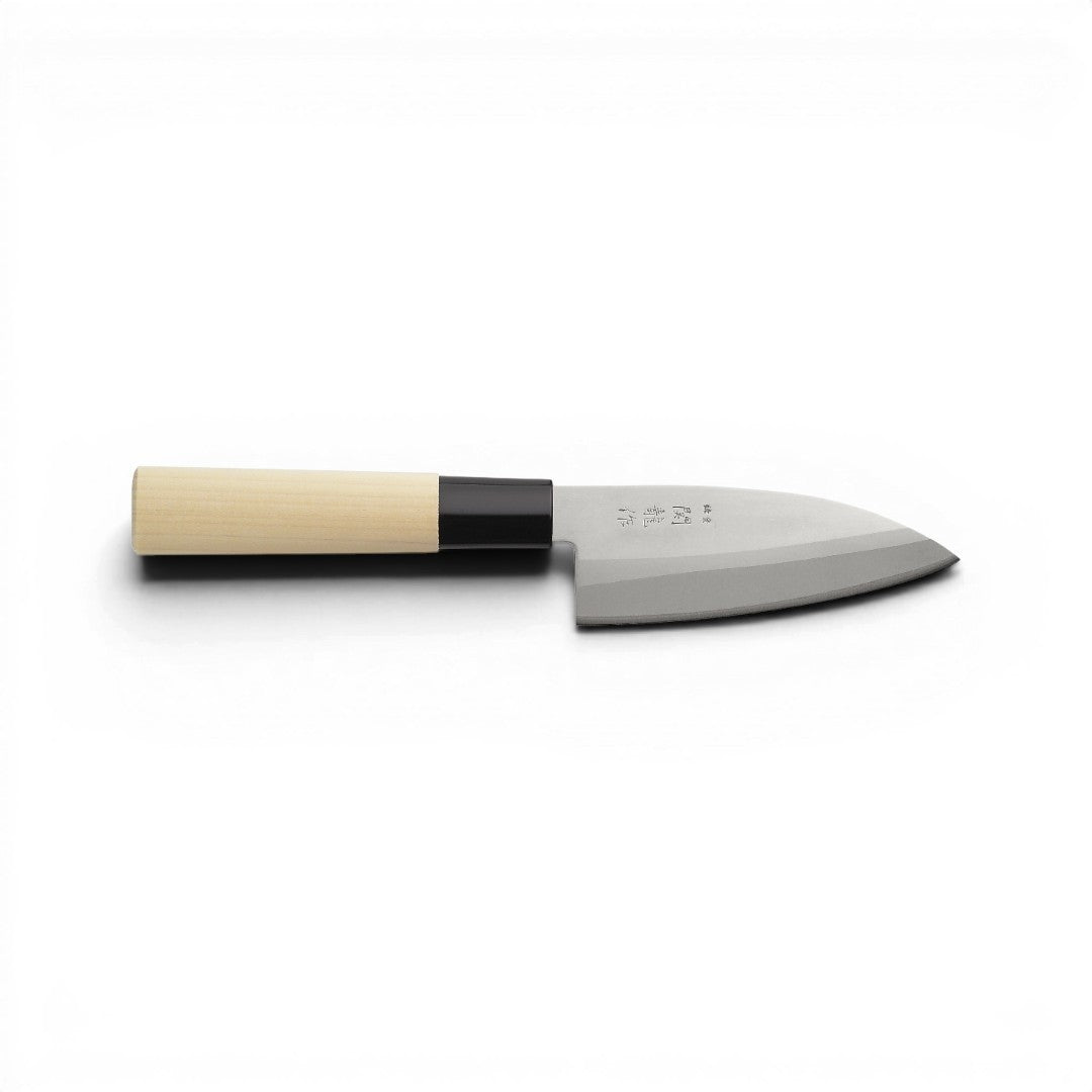 Couteau japonais Deba Yugen lab avec lame en acier inoxydable et manche en bois clair sur fond blanc