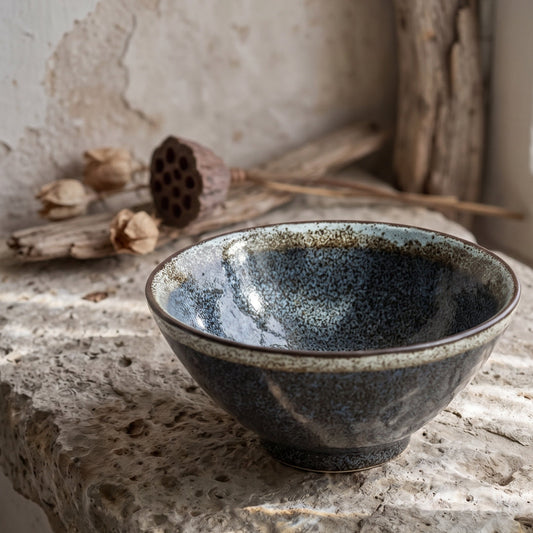 Bol donburi Yugen lab en porcelaine noir moucheté avec des reflets bleu-gris et un bord contrasté clair