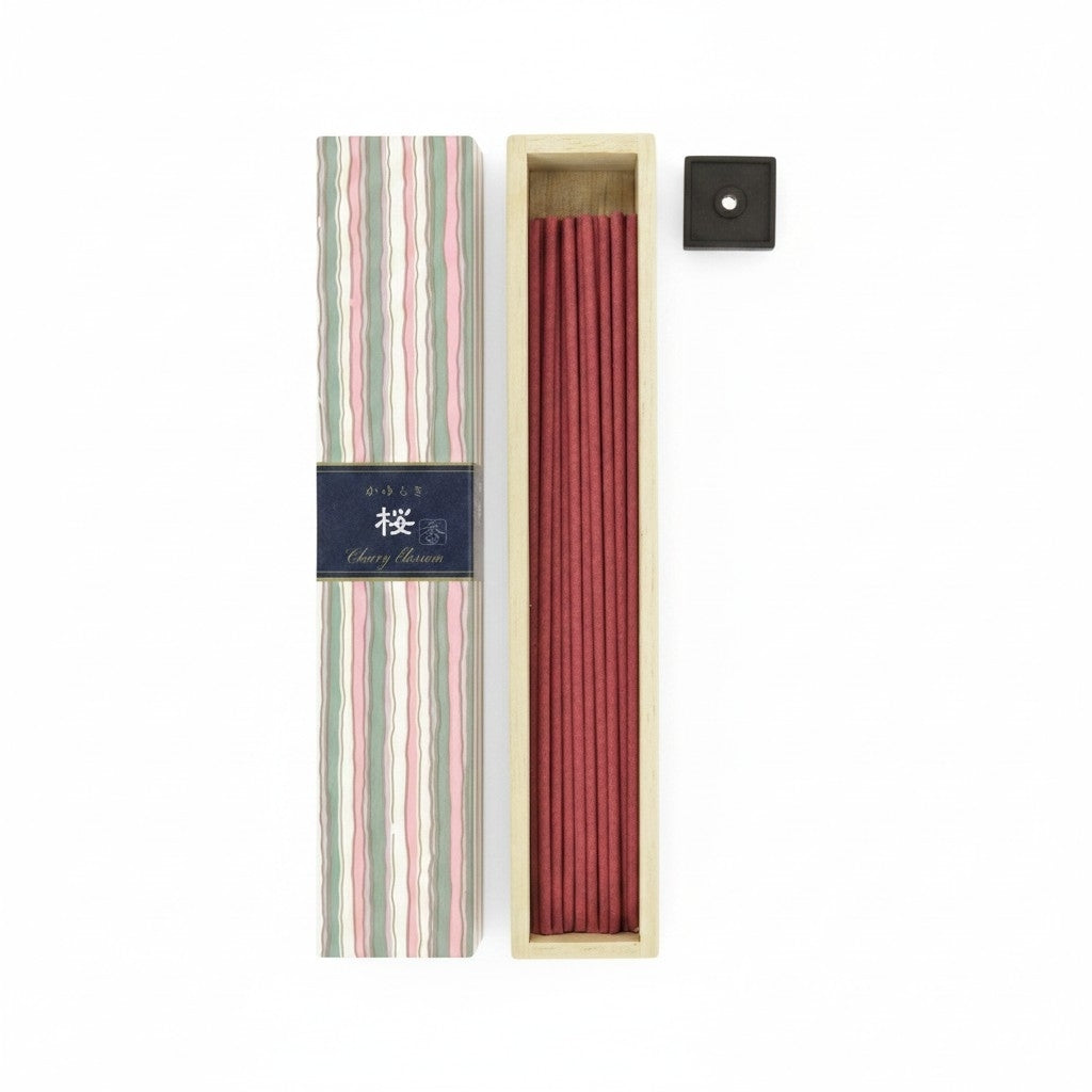 Boîte d'encens japonais Yugen lab parfum cerisier avec bâtonnets rouges et porte-encens carré sur fond blanc