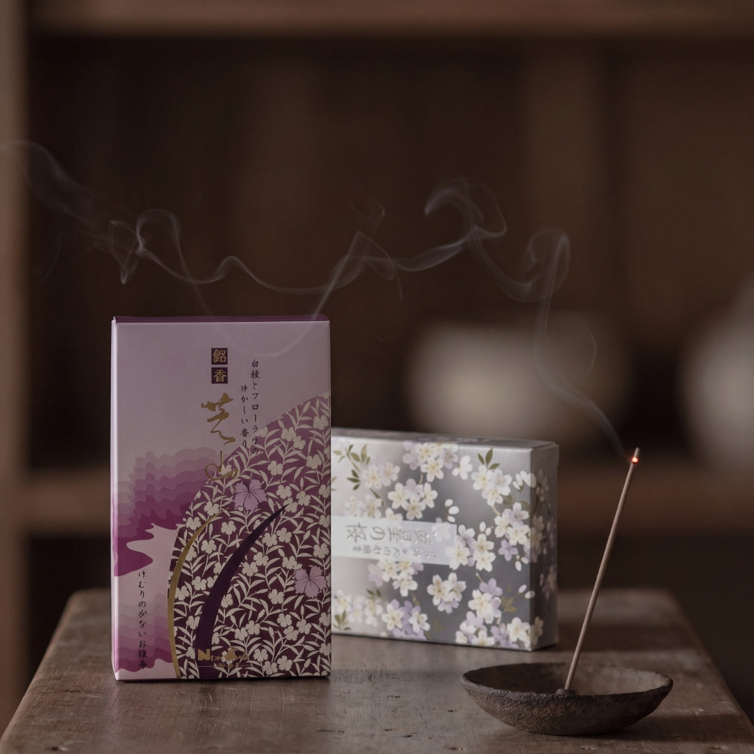Coffrets d'encens japonais Yugen lab avec bâtonnet allumé et fumée parfumée, motifs floraux élégants