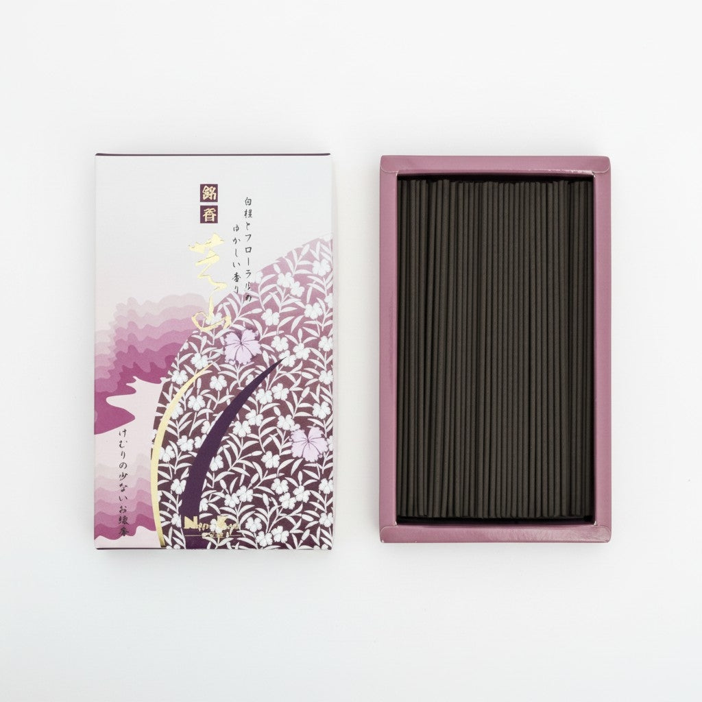 Coffret d'encens japonais Yugen lab avec 450 bâtonnets, décoré de motifs floraux élégants dans des tons violets.