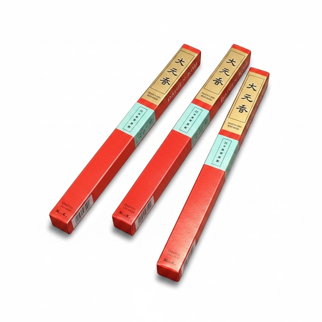 Trois boîtes d'encens japonais Yugen lab Daigen Koh au bois de rose, emballage rouge et bleu, format long et élancé.
