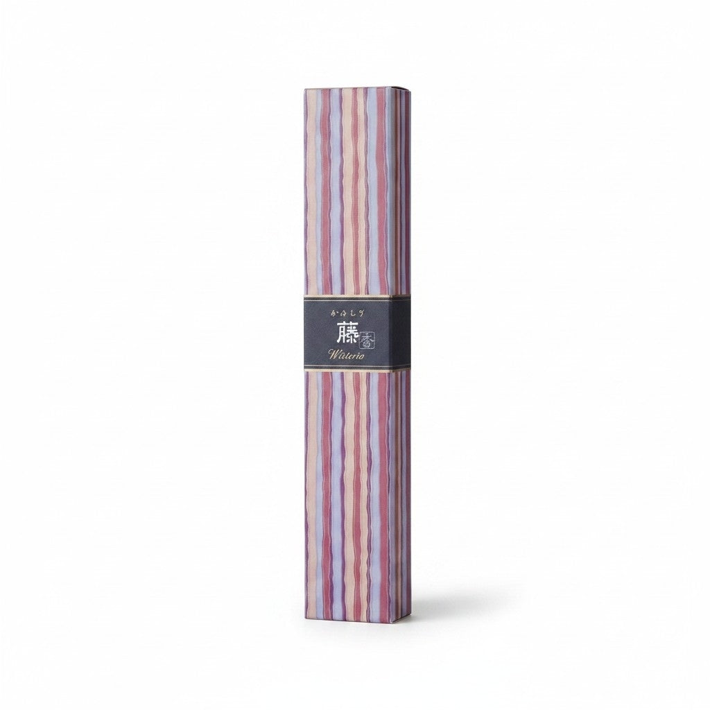 Boîte d'encens japonais Yugen lab Fujishiro au bois d'aloe avec étui rayé aux tons rose, mauve et bleu grisé.