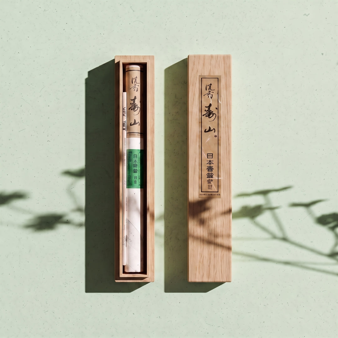 Coffret en bois Yugen lab contenant 60 bâtonnets d'encens japonais Jinkoh Juzan au bois d'aloès et porte-encens inclus.