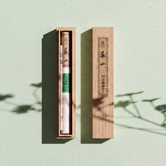 Coffret en bois Yugen lab contenant 60 bâtonnets d'encens japonais Jinkoh Juzan au bois d'aloès et porte-encens inclus.