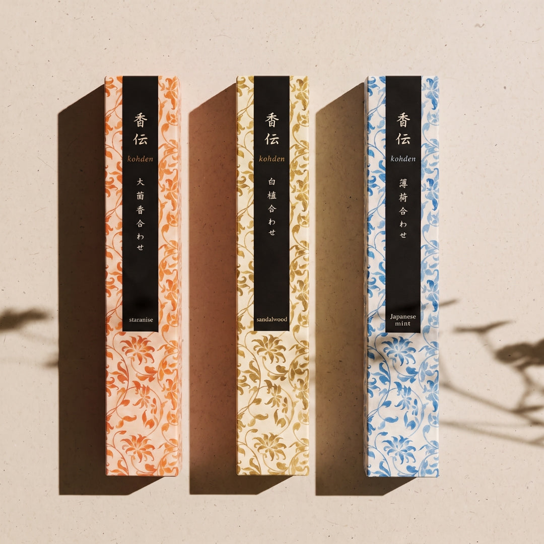 Trois boîtes d'encens japonais Yugen lab Kohden aux motifs floraux, parfums Anis Étoilé, Santal et Menthe.