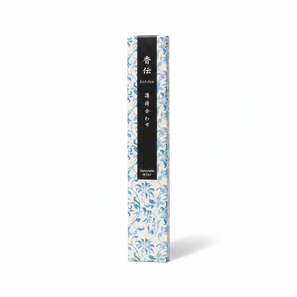 Boîte d'encens japonais Yugen lab Kohden parfum Menthe avec motifs floraux bleus sur fond blanc