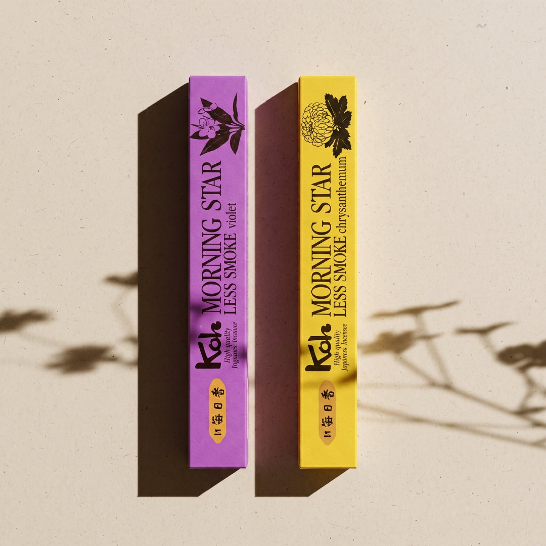 Boîtes d'encens japonais Yugen lab Morning Star parfums Violette et Chrysanthème sur fond beige