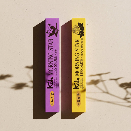 Boîtes d'encens japonais Yugen lab Morning Star parfums Violette et Chrysanthème sur fond beige