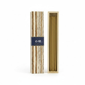Boîte d'encens japonais Yugen lab au parfum Santal avec ses bâtonnets dans un étui en bois élégant et épuré