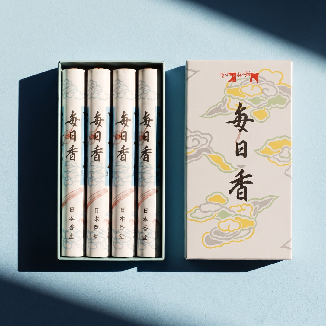 Boîte d'encens japonais Yugen lab au santal avec 10 rouleaux décorés de motifs floraux traditionnels