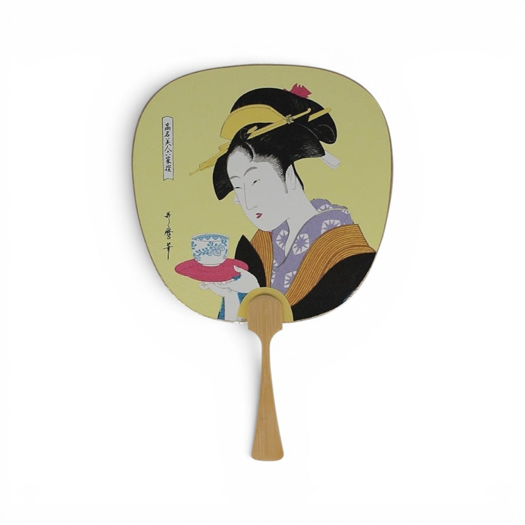 Éventail japonais Yugen lab en papier et bambou motif Beauty Tea représentant une femme avec une tasse de thé