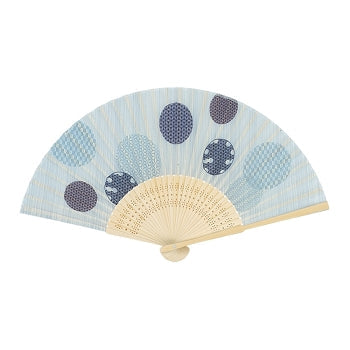 Éventail pliant Yugen lab avec tissu bleu à motifs géométriques et monture en bois clair ajouré de 22 cm