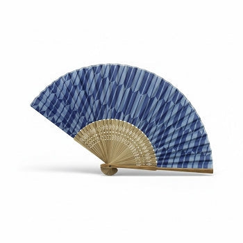 Éventail pliant Yugen lab en bambou et polyester bleu avec un motif géométrique contemporain et des brins ajourés