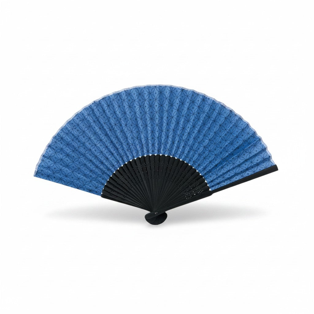 Éventail Yugen lab bleu en tissu avec motif géométrique traditionnel japonais et structure en bois noir