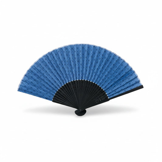 Éventail Yugen lab bleu en tissu avec motif géométrique traditionnel japonais et structure en bois noir